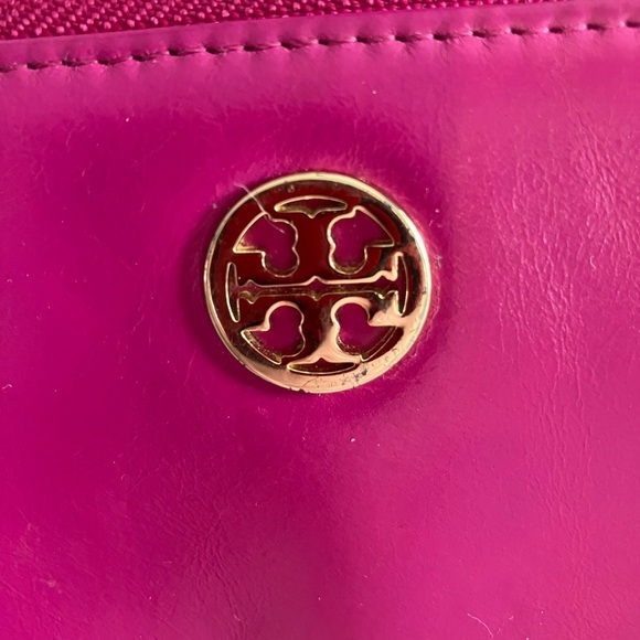EUC Tory Burch Magenta Saffiano Leather Robinson Zip Around Long Wallet. - Picture 2 of 7